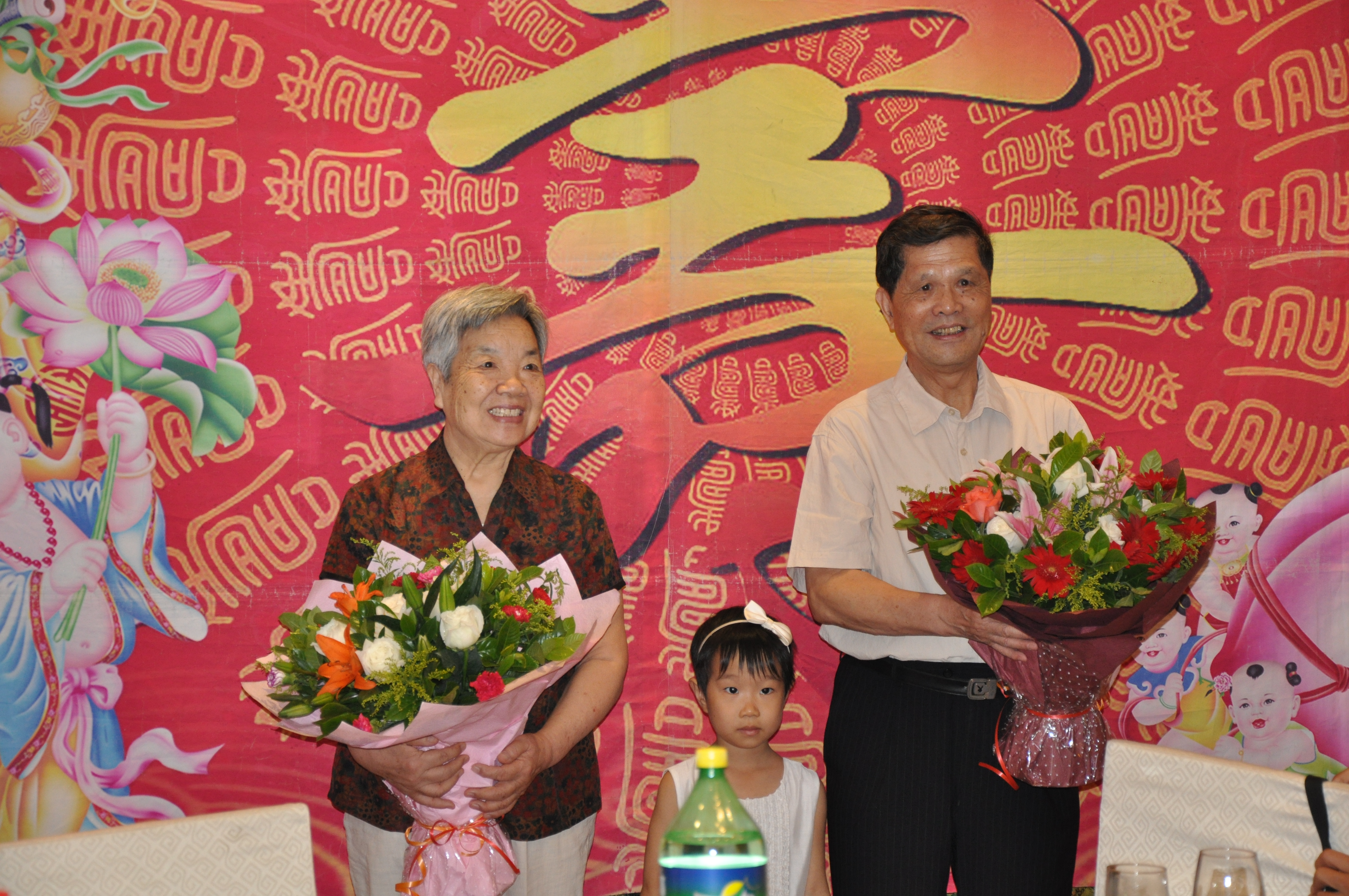 弟子为陈月明夫妇献花