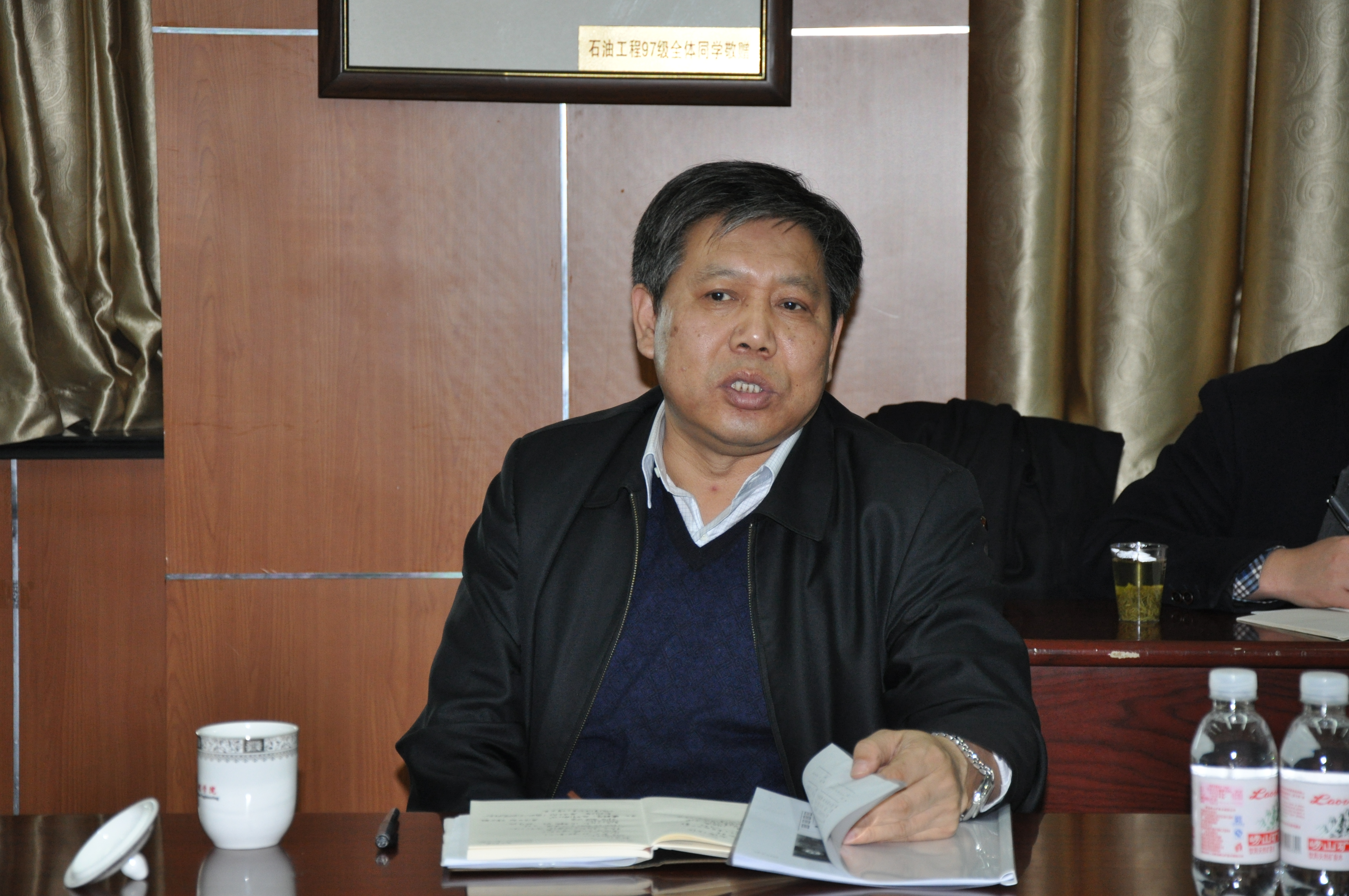 郝校长和参会教师亲切座谈