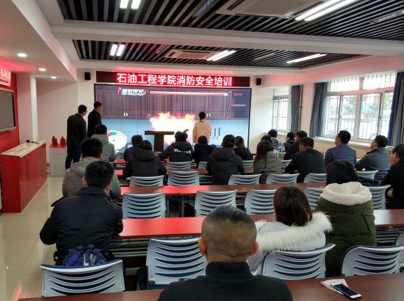 1543993318836912.jpg 我院师生利用模拟系统进行灭火演练-吴学东摄影.jpg