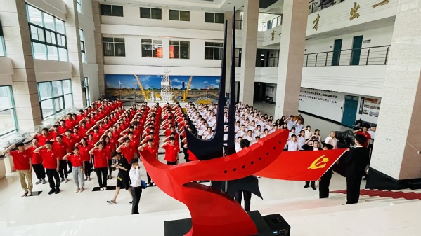 全体毕业生党员重温入党誓词 全体毕业生党员重温入党誓词
