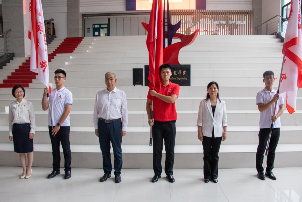 学院党委书记赵放辉、学校党委组织部副部长梁秀萍、学院党委副书记赵晓珂为毕业生党员代表授旗 学院党委书记赵放辉、学校党委组织部副部长梁秀萍、学院党委副书记赵晓珂为毕业生党员代表授旗