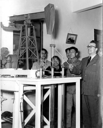 1954年苏联专家为师生讲解采油技术