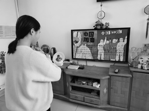 石工1901班彭鑫通过在家中哀悼的方式,纪念逝去的英魂,并为此次防疫工作献上自己的祝福 石工1901班彭鑫通过在家中哀悼的方式,纪念逝去的英魂,并为此次防疫工作献上自己的祝福