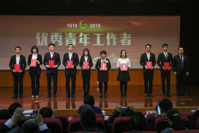 副校长姚军为优秀青年工作者获得者颁发荣誉证书 常闯摄影 副校长姚军为优秀青年工作者获得者颁发荣誉证书 常闯摄影