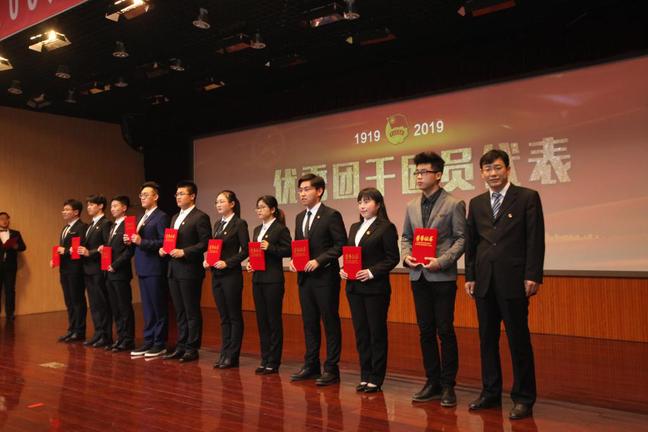 党委常委、党委办公室、校长办公室主任田丰为优秀团干团员代表颁发荣誉证书 杨安摄影 党委常委、党委办公室、校长办公室主任田丰为优秀团干团员代表颁发荣誉证书 杨安摄影