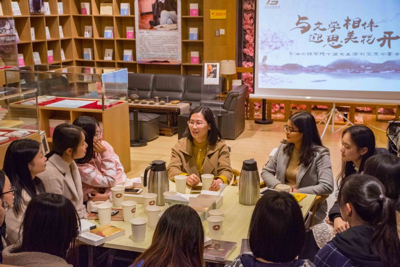 读书分享会现场活动结束合影留念【本站讯】为丰富女大学生的内心世界