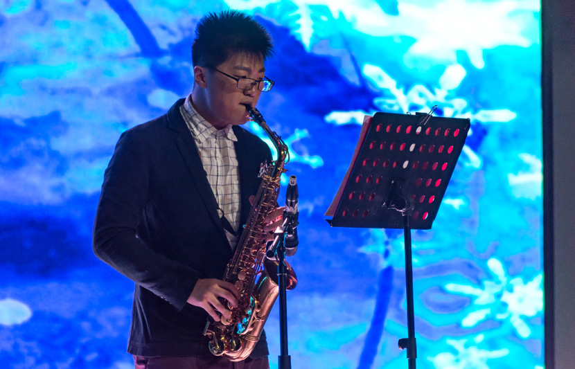 1545971738120525.jpg 艺术团表演萨克斯独奏《雪之花》.jpg