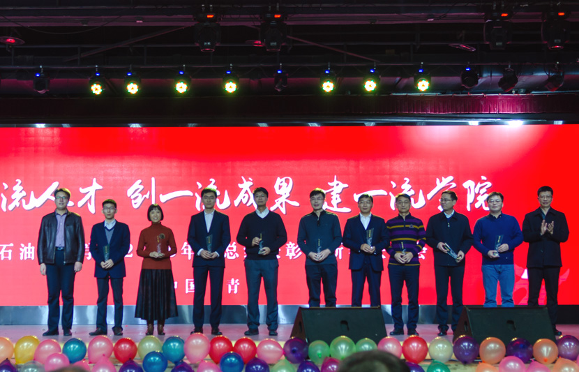 1545971515707831.jpg 为杰出贡献奖获奖代表颁奖.jpg