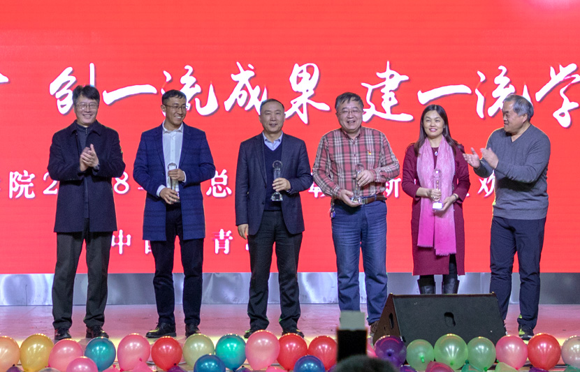 1545971409712513.jpg 为“杰出代表奖”代表颁奖.jpg