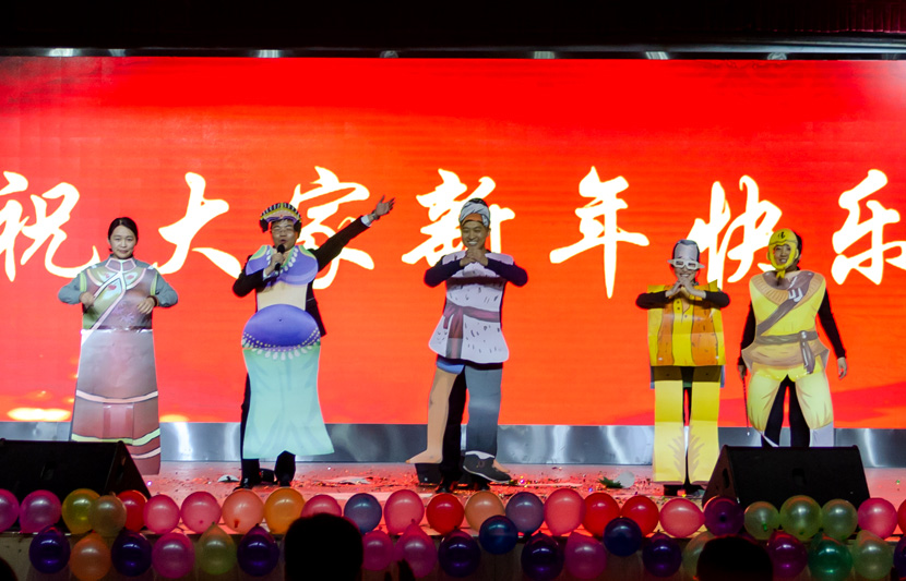 1545972051320157.jpg 海工与实验中心表演创意秀:跳动的符号.jpg