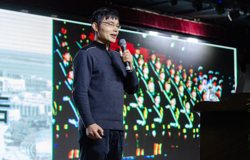 1545971615135265.jpg 张卫东主席作工会工作报告及宣布教代会开幕.jpg
