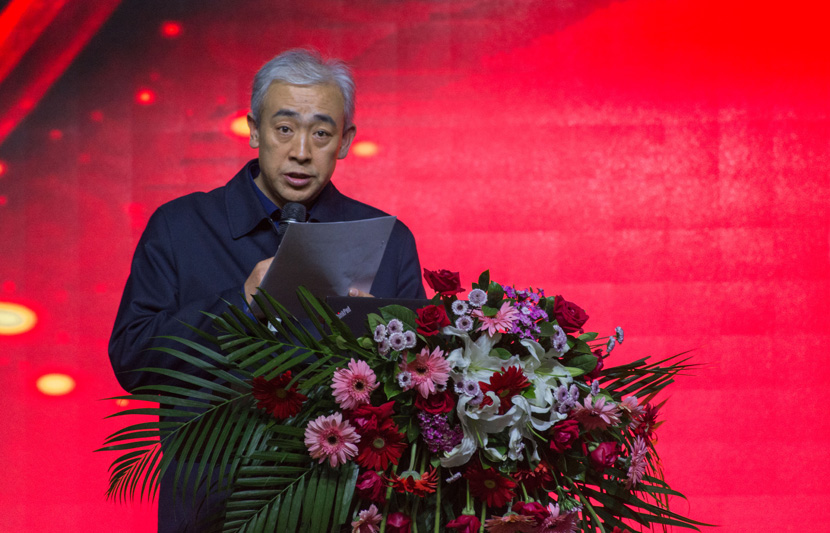 1545971367829120.jpg 赵放辉书记宣读表彰决定.jpg