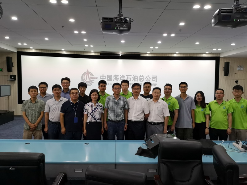 1533633889668435.jpg 03.博士团成员与钻完井数据中心工作人员合影留念.jpg