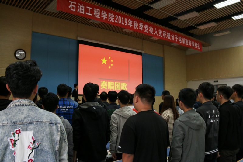 全体学员奏唱国歌 范方宁摄 全体学员奏唱国歌 范方宁摄